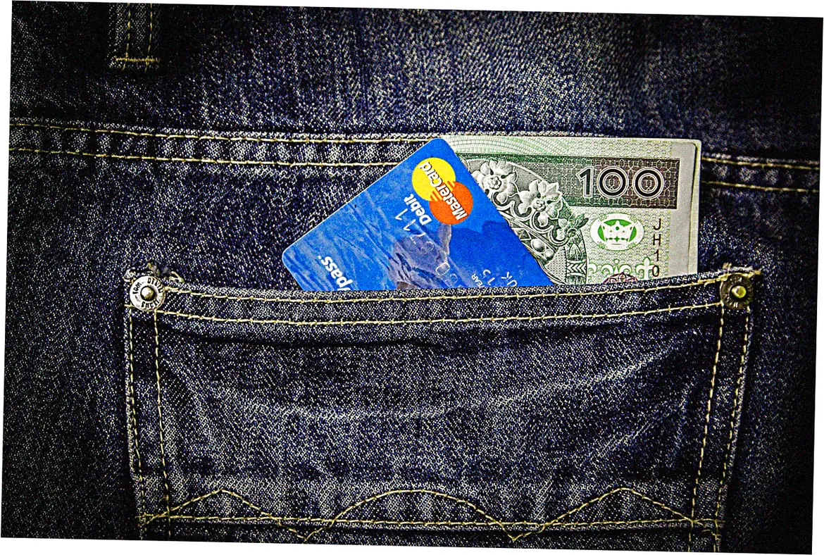 How does Avant card help build credit history?