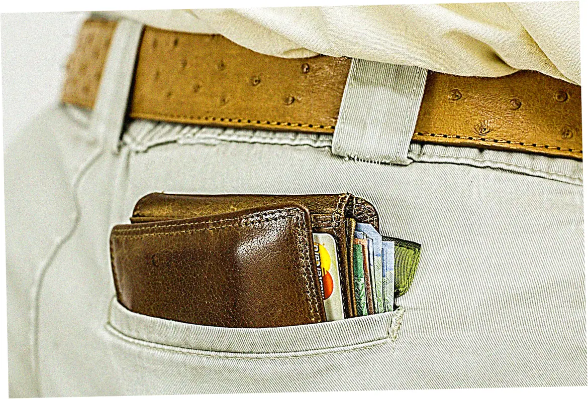 How frequently are Avant credit card rewards paid out?