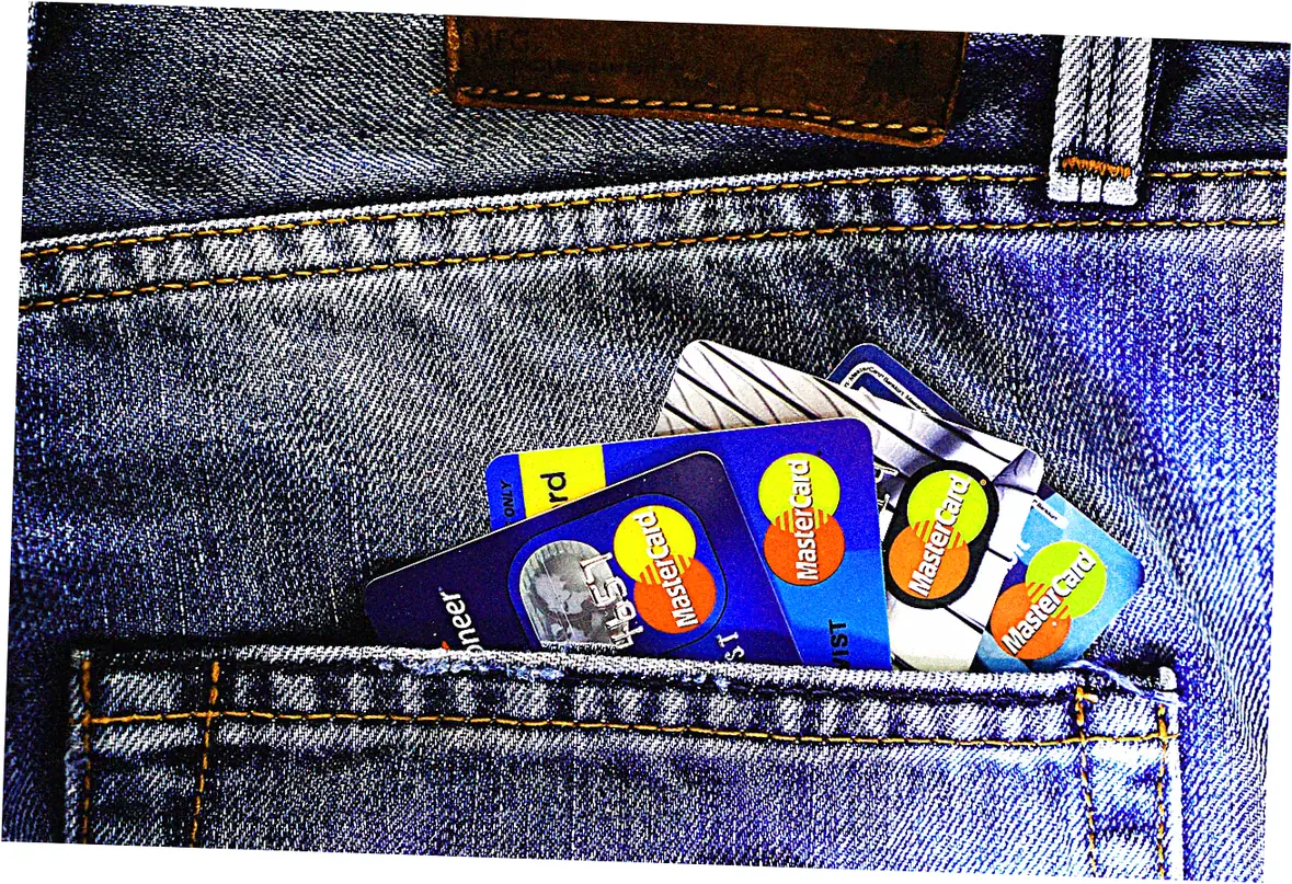 How does CLUB Credit Card earn rewards?