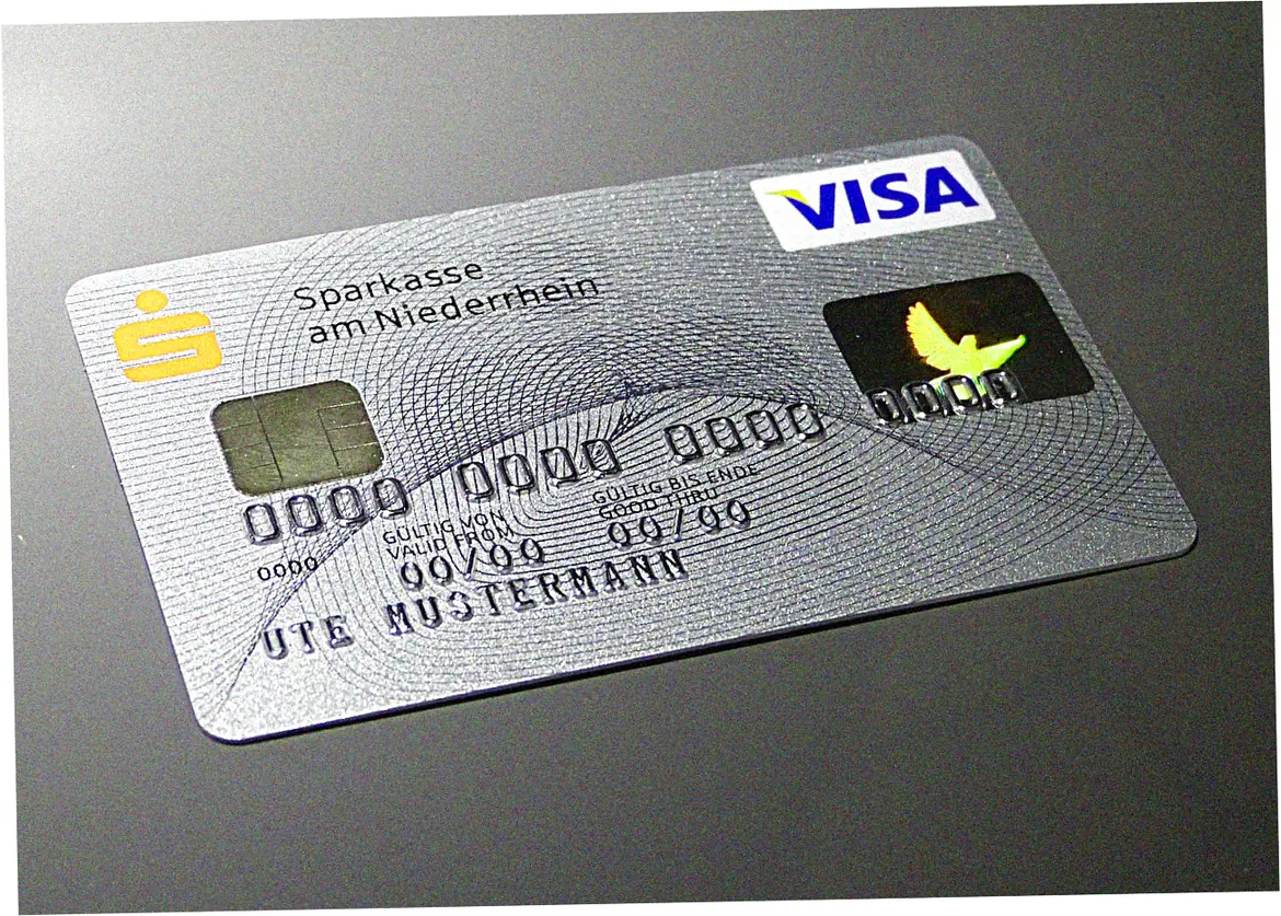 How many cards fit magnetic wallets securely?